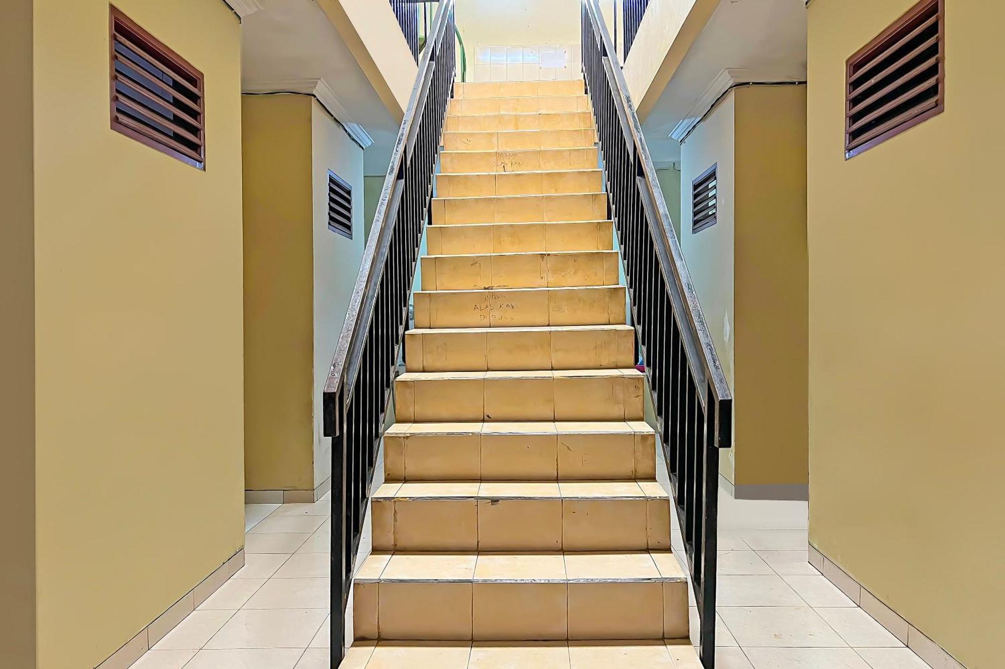 Hotel Spot On 92654 Oma Makassar