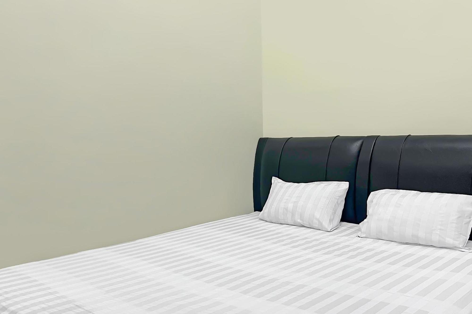 Spot On 92654 Oma Hotel